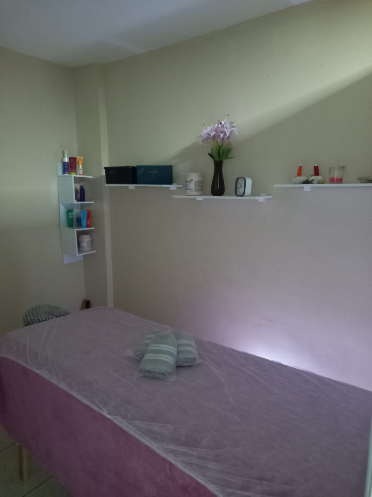 Espaço de massagem com ambiente acolhedor